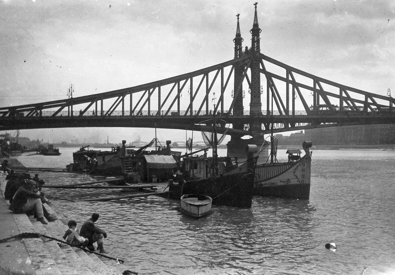 pesti alsó rakpart, a Szabadság (Ferenc József) híd és mögötte az Összekötő vasúti híd.
